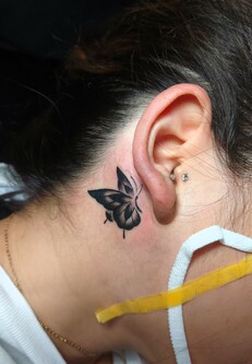 ワンポイント|耳　ブラックアンドグレイ　ブラックアンドグレー　蝶　蝶々　butterfly　バタフライ